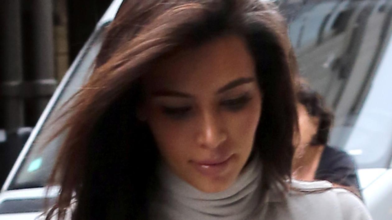 Incredibil! KIM KARDASHIAN ÎŞI ARATĂ SFÂRCURILE şi când e înfofolită toată! FOTO