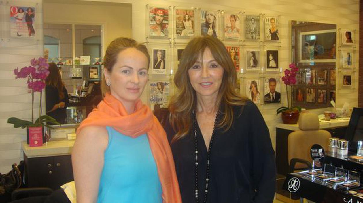 Delia Antal și-a făcut sprâncenele în același salon cu Victoria Beckham!
