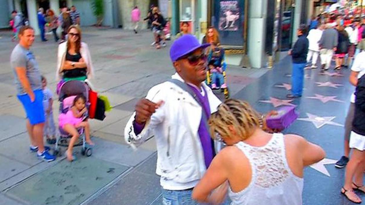 Anamaria Prodan are "lăutar" în Los Angeles! A dansat desculţă pe Walk of fame în timp de un afroamerican îi cânta!