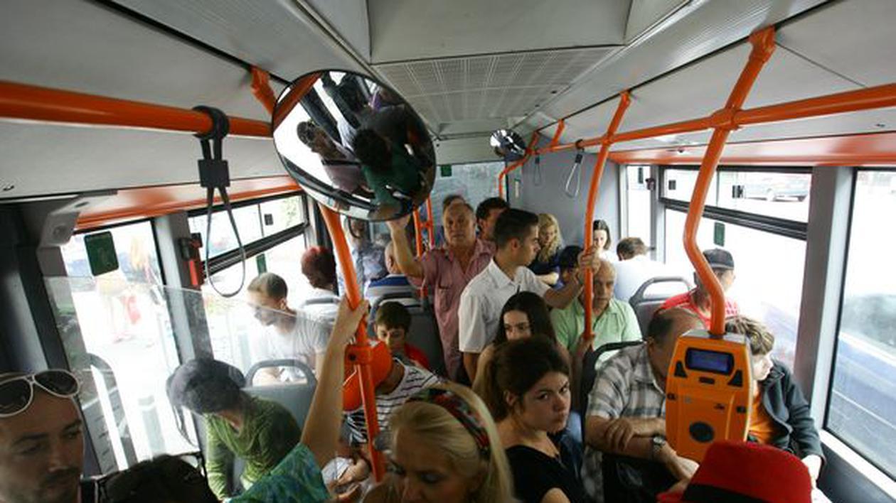 Controlorii RATB vor oferi flori călătoarelor din stația Universitate, de 8 martie