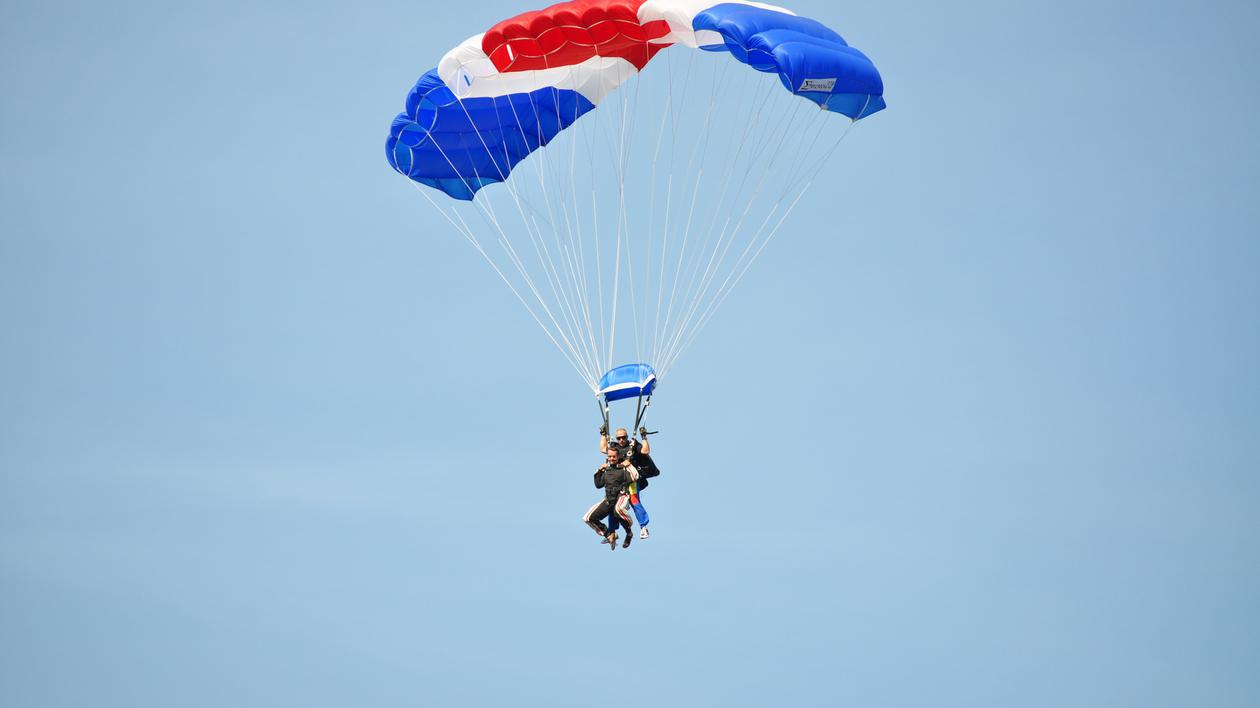 O domnişoară l-a convins pe primarul din Baia Mare să comită un gest extrem! Cătălin Cherecheş  a sărit cu paraşuta de la 4.000 de metri