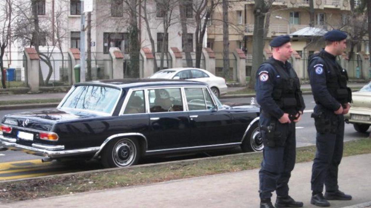 Maşina lui Ion Ţiriac a fost păzită de jandarmi în faţa sediului COSR