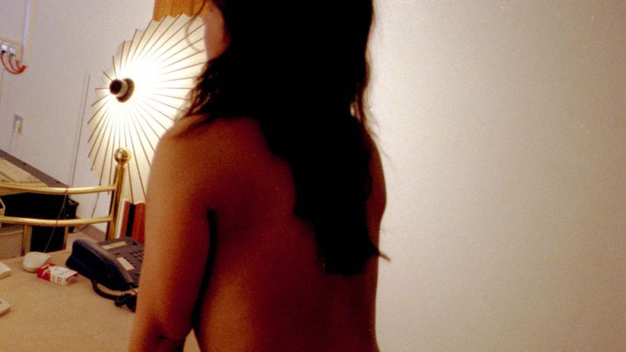 APELEZI LA PROSTITUATE? Este POSIBIL ca ŞI TU SĂ FII CEL SANCŢIONAT de lege!