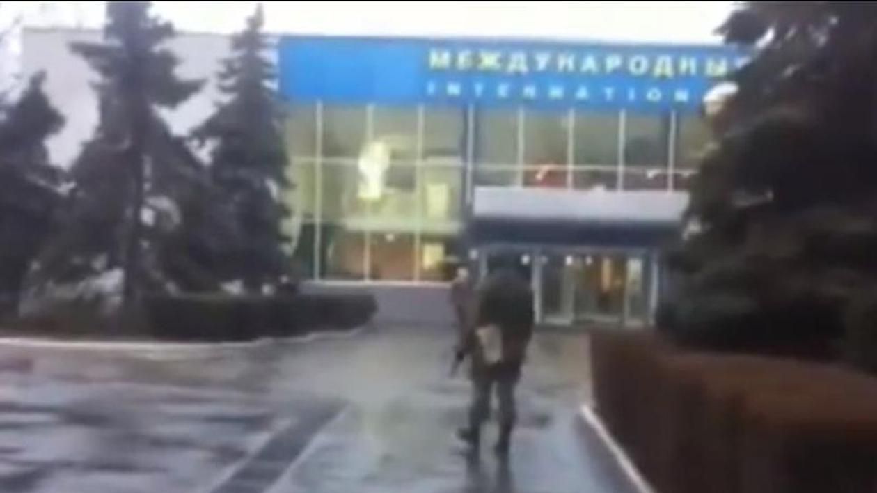 EVENIMENTE GRAVE ÎN CRIMEEA! Două aeroporturi au fost ocupate de persoane înarmate. SE VORBEŞTE DE INVAZIE
