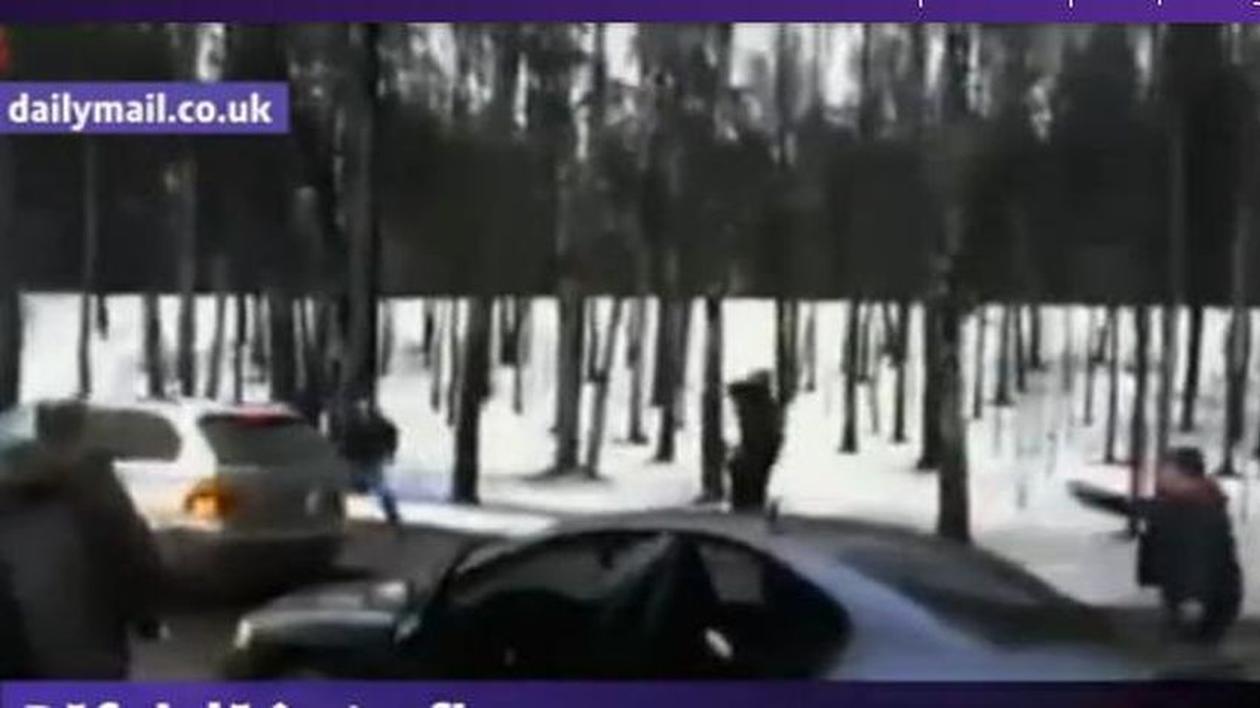 Şoferii AU SCOS PISTOALELE ŞI AU TRAS. Traficul rutier s-a oprit din cauza lor. SCENE INCREDIBILE l VIDEO