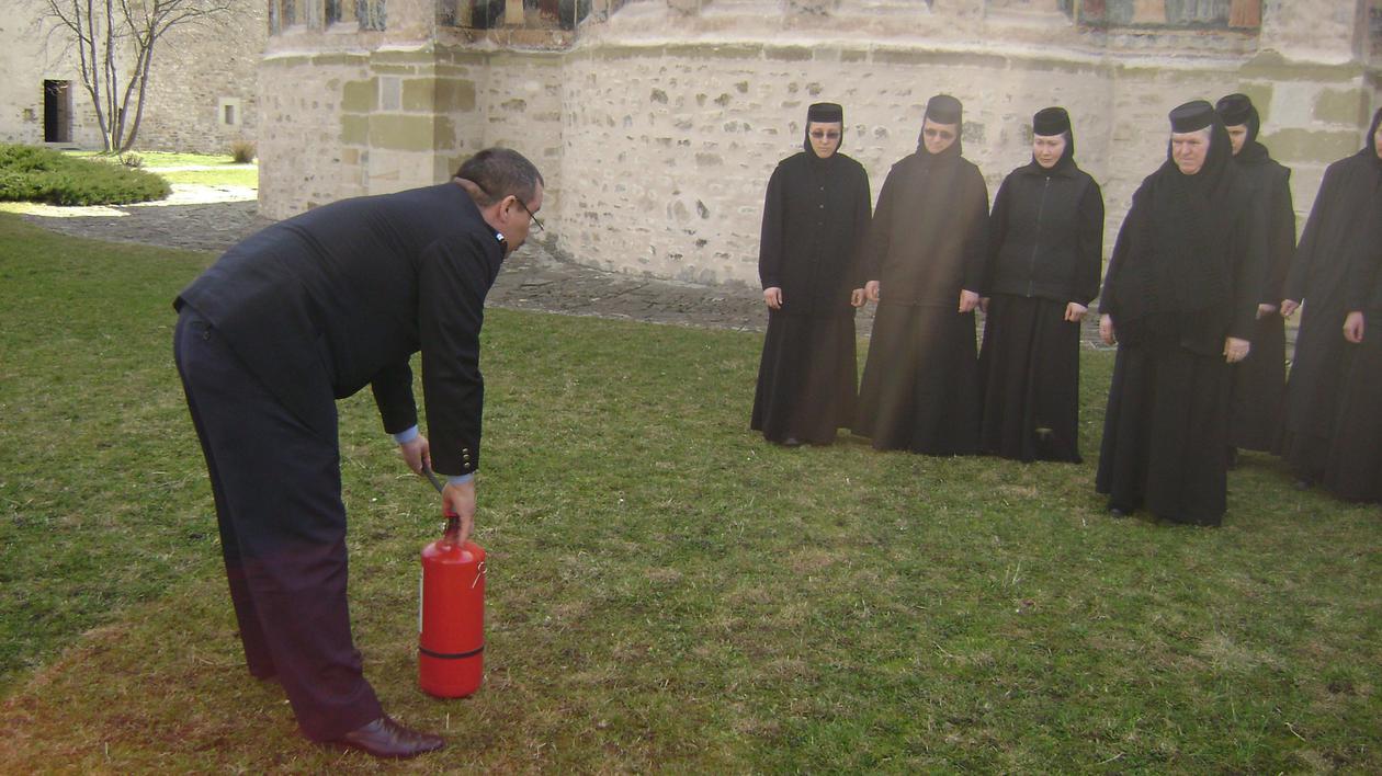 Înainte de Paşte, măicuţele învaţă de la pompieri cum să lupte cu focul