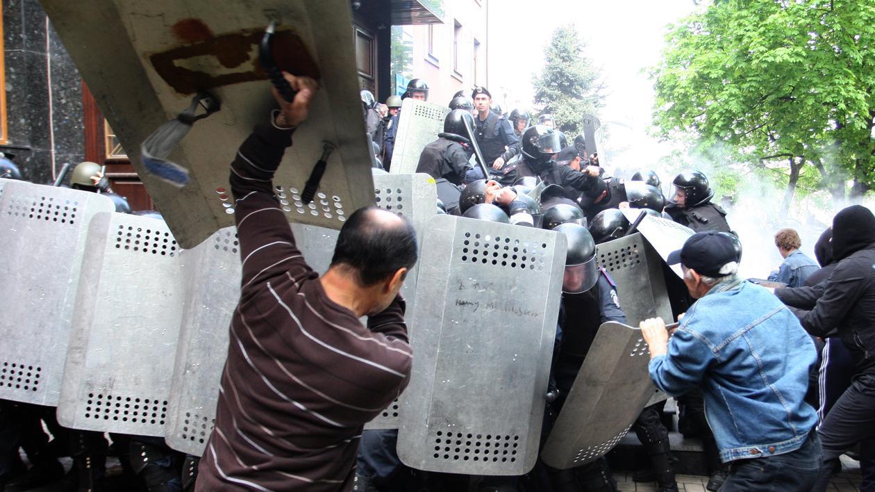 NOI VIOLENŢE LA ODESA: Sute de activişti proruşi au atacat o secţie de poliţie din oraş