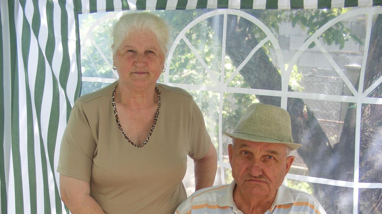 CEL MAI FRUMOS CUPLU DIN ROMÂNIA! El, INVALID de 40 de ani, ea ÎL IUBEŞTE ca-n prima zi