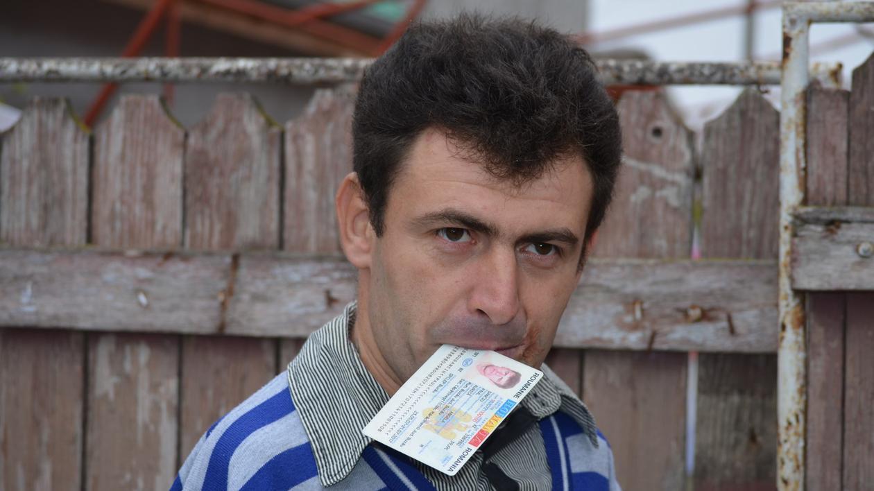 VOTUL CARE TE VA ÎNDUIOȘA! Un om fără mâni a ţinut ştampila în gură | GALERIE FOTO