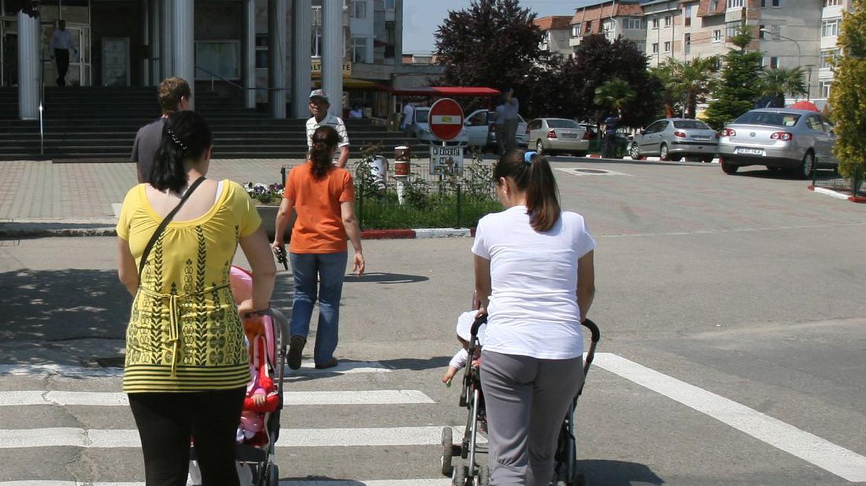 O femeie și copilul ei au fost loviți pe trotuar de o mașină