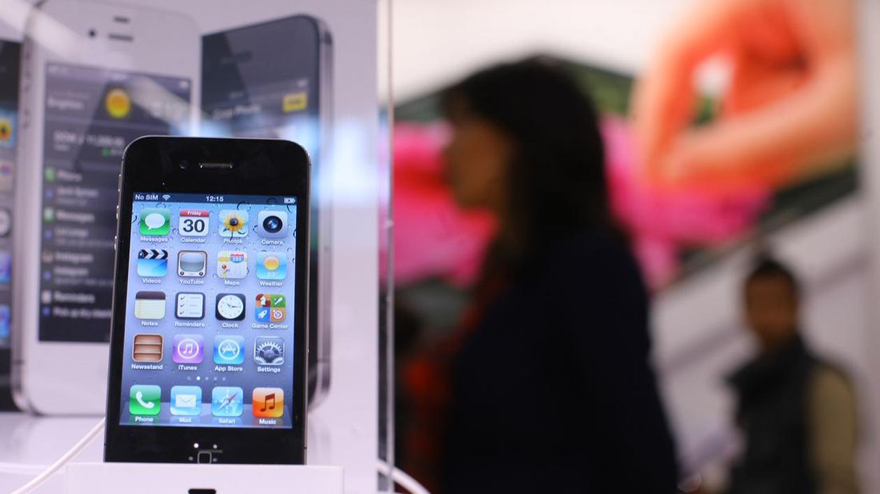 Apple a pierdut un proces de 440 de milioane de dolari din cauza folosirii unor brevete în gadgeturile sale. iPhone 4 S pus pe un stand