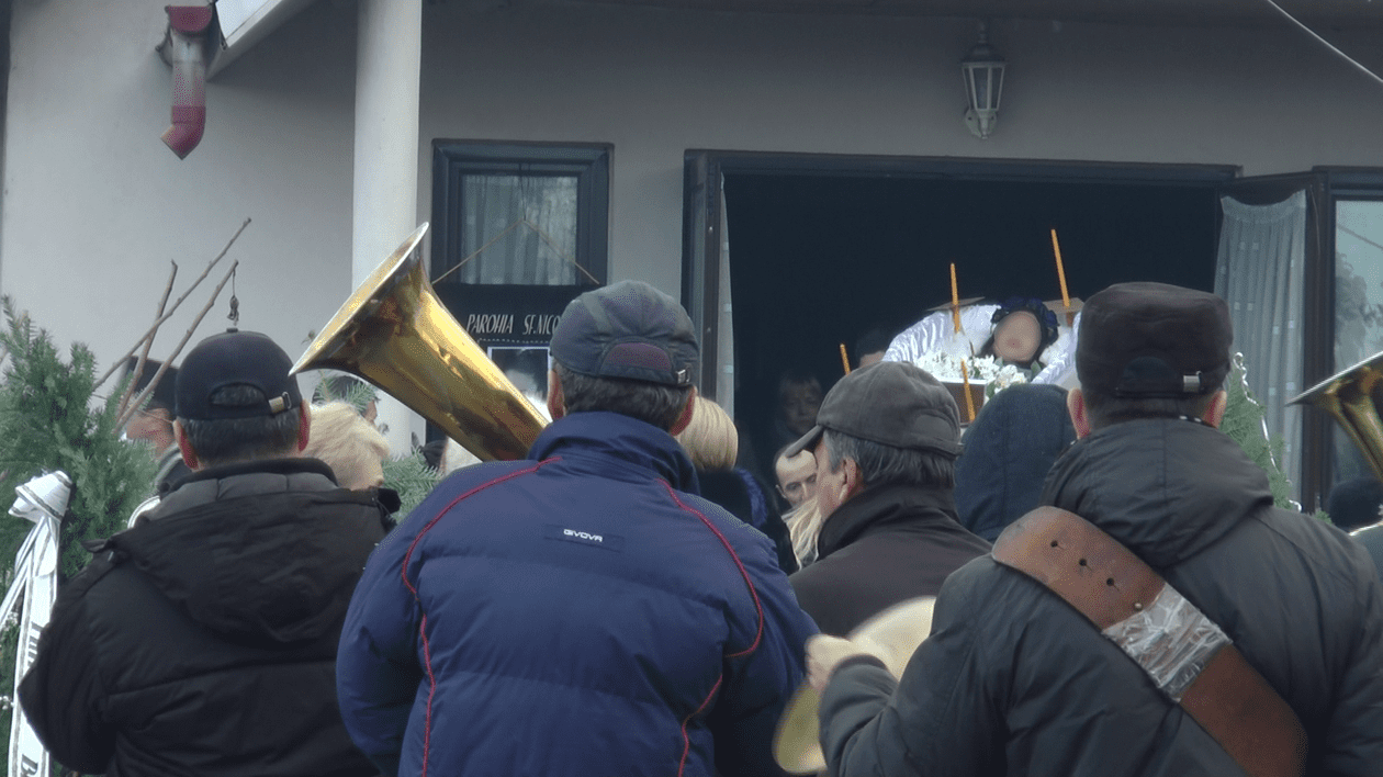 Anca Rovența, ÎNMORMÂNTATĂ ÎN ȚINUTĂ DE PODIUM | FOTO