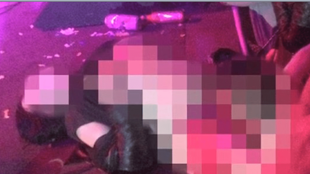 INDECENȚĂ MAXIMĂ! S-au urcat pe scenă și au făcut sex în timpul concertului! VIDEO