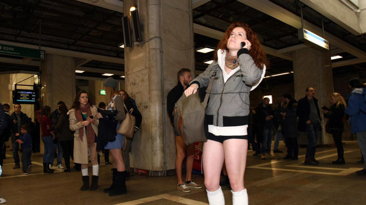 ”NO PANTS DAY” în ROMÂNIA. BUCUREȘTENII în CHILOȚI au LUAT cu ASALT METROUL! | FOTO