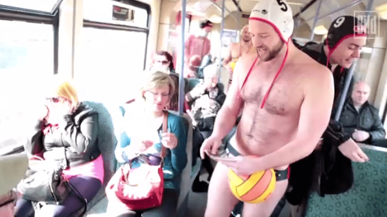 Poloiștii au călătorit cu tramvaiul echipați doar cu slipi și căști