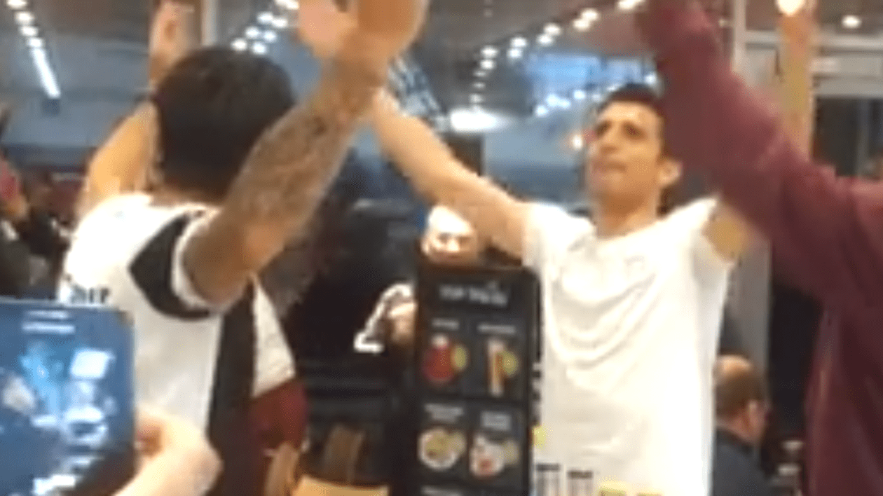Nebunie alb-vișinie. Jucătorii Rapidului au sărbătorit victoria cu Ceahlăul într-o benzinărie / VIDEO