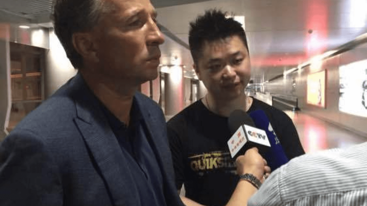 Dan Petrescu a ajuns în China, după o călătorie cu peripeţii. Întârziat de taifun