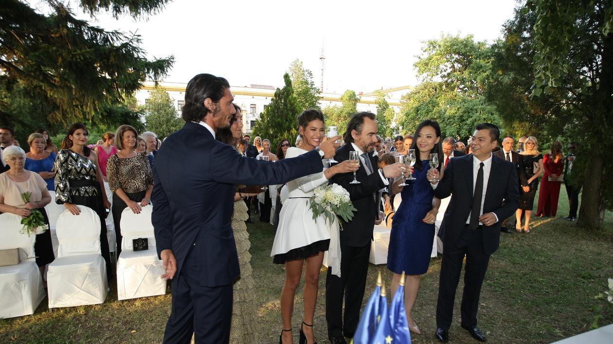 Primele imagini de la nunta lui Bobby Păunescu. Cât de tandru a fost regizorul cu soția lui | FOTO