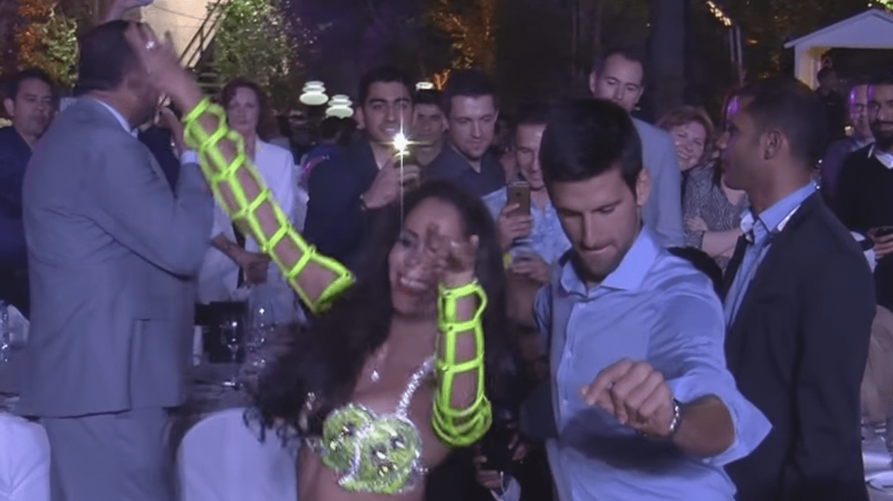Novak Djokovici s-a dat în spectacol în Dubai. Sârbul a dansat din buric! / VIDEO