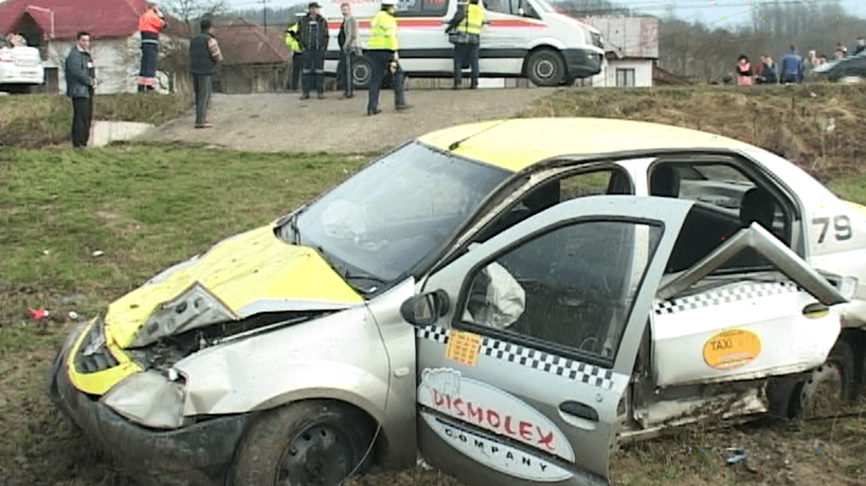 ACCIDENT CUMPLIT! Bebeluș proiectat prin geamul maşinii!