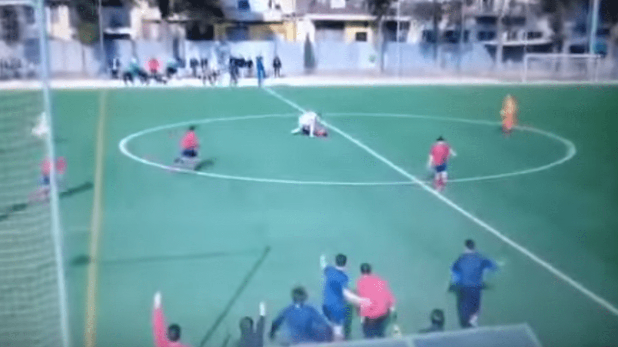 Scene șocante la un meci de fotbal din Spania. Un fotbalist și-a bătut un adversar pe teren! / VIDEO