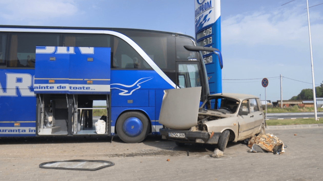 Accident mortal pe E85! O mașină s-a izbit de un autocar plin cu turiști