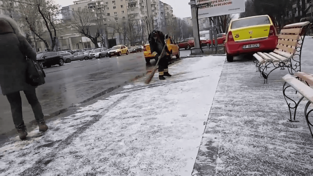Zăpada din zona Spitalului Marie Curie, curățată cu mătura
