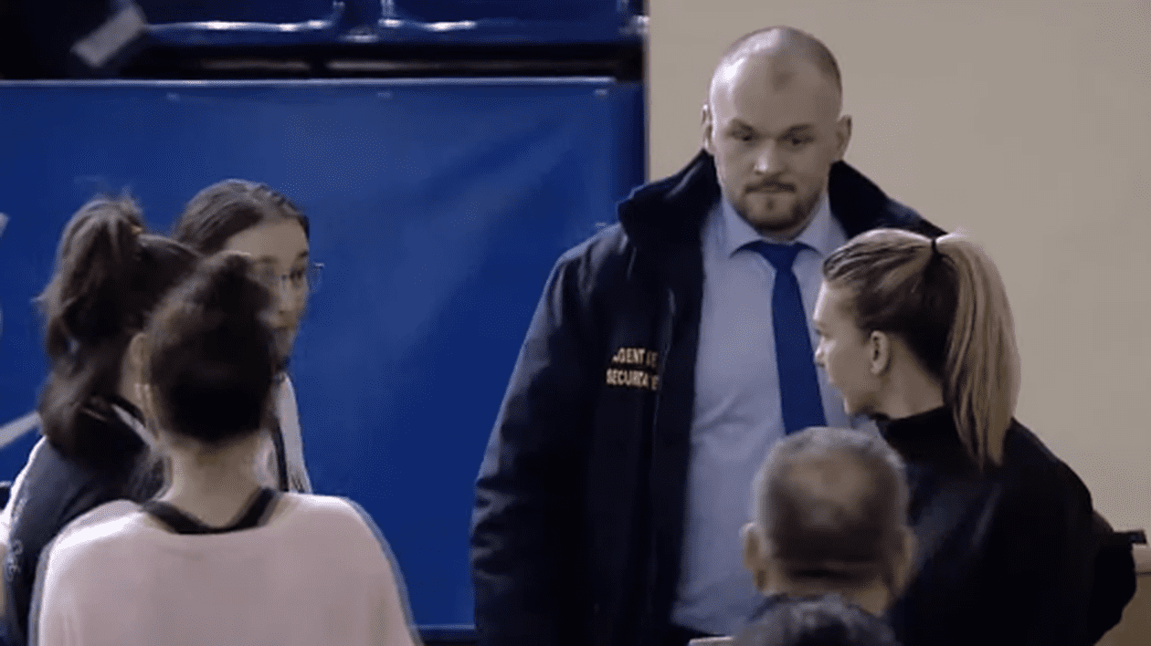 Simona Halep este păzită de un bodyguard la Cluj-Napoca