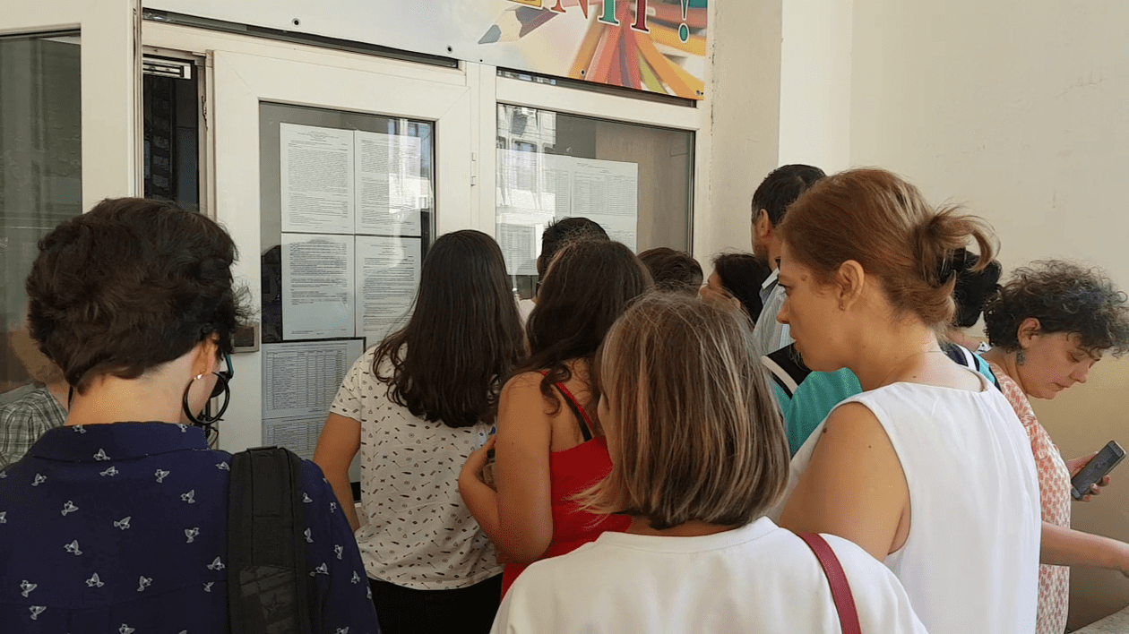 Capitala și trei județe au obținut cele mai bune rezultate la Evaluarea Naţională 2018. Părinţi şi elevi, cu ochii în lacrimi după afişarea rezultatelor la Evaluarea Naţională