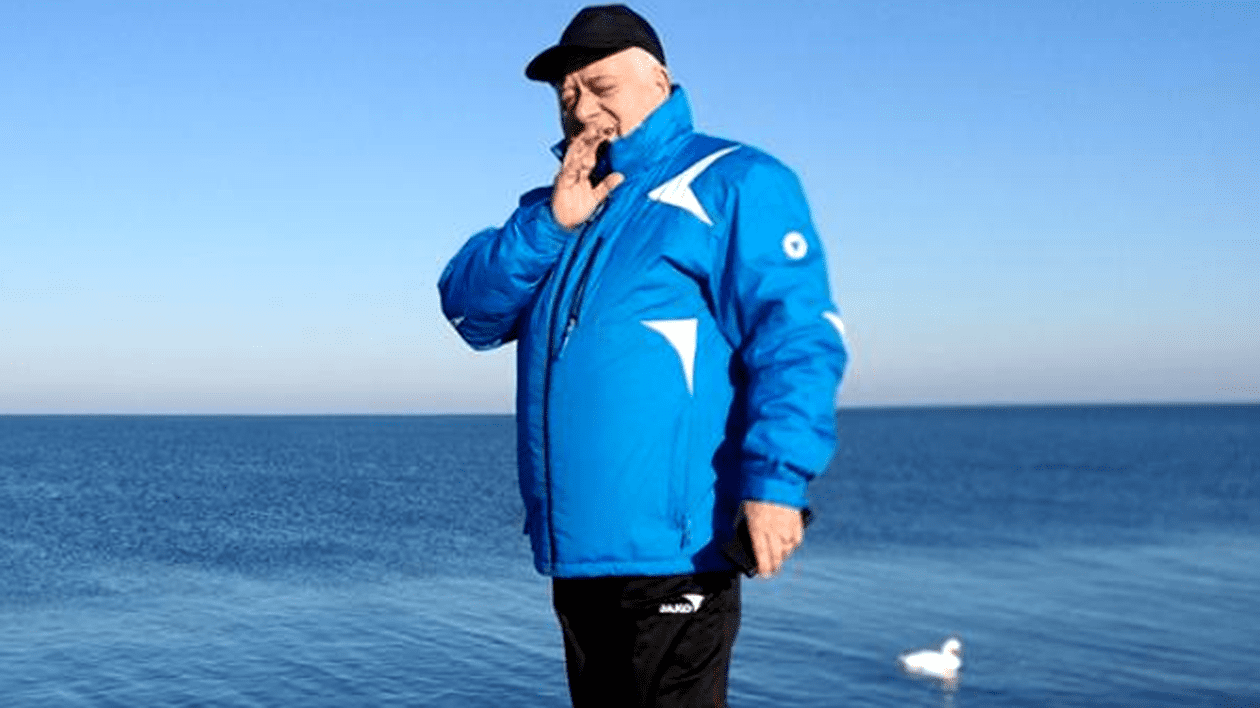 Fostul campion naţional la atletism Dumitru Mihăilescu, găsit mort în Poiana Brașov. Dumitru Mihăilescu, pe malul mării, în trening (bluză albastră și pantaloni negri) și cu o șapcă neagră pe cap