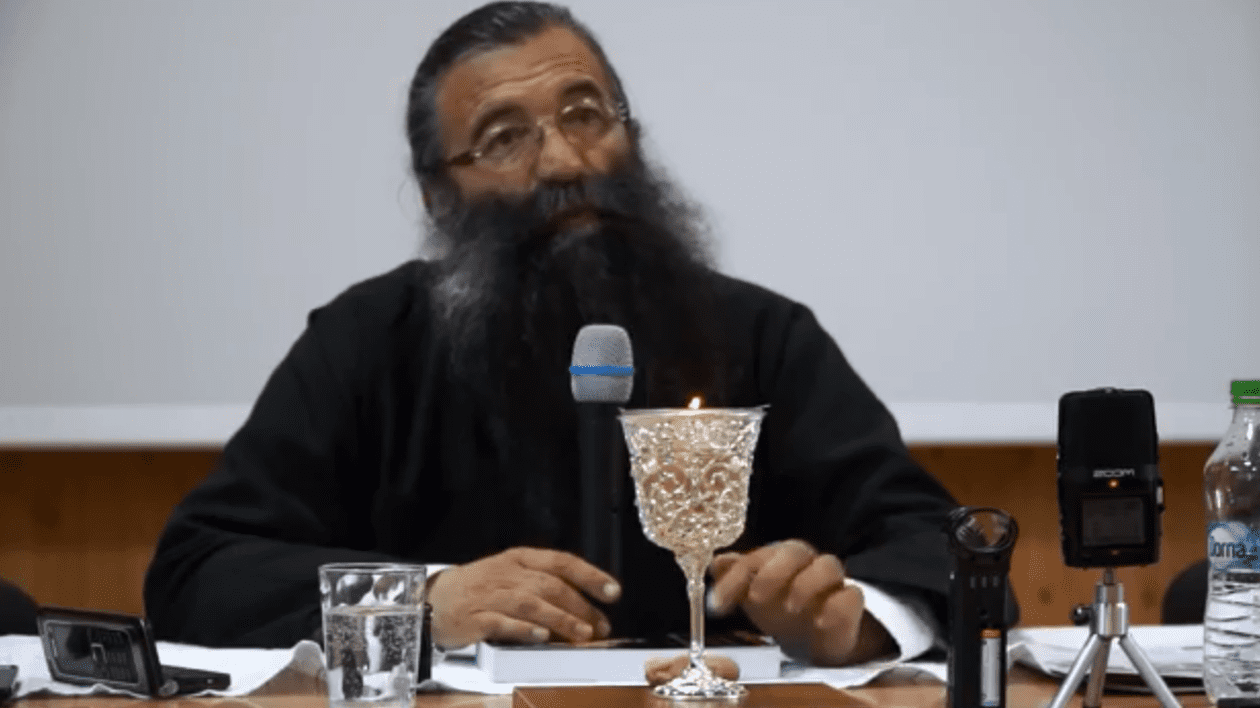 Fetele care poartă pantaloni sunt în pericol. Răspunsul genial al unui preot a devenit viral