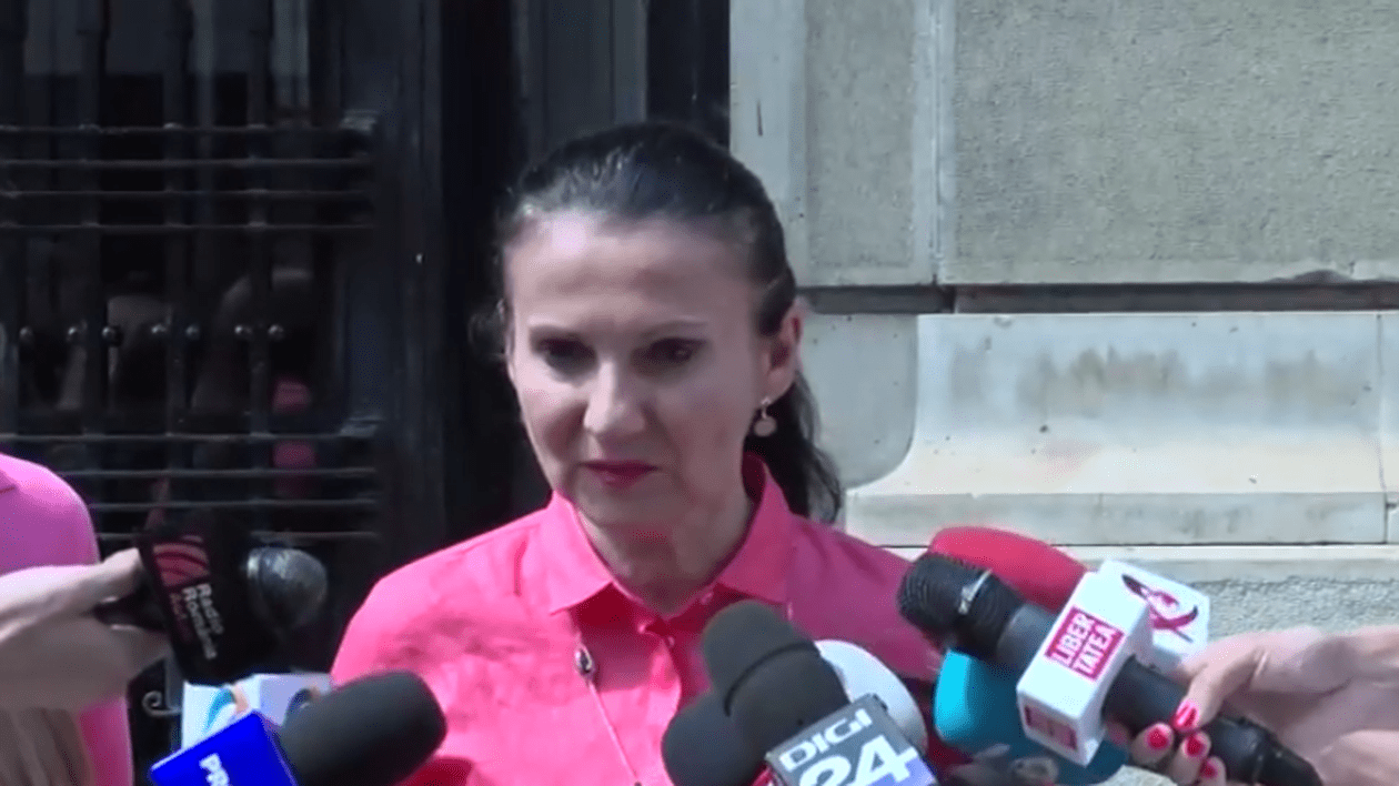 Sorina Pintea, noi detalii despre moartea lui Călin Farcaș. Sorina Pintea, îmbrăcată în roz, în fața sediului Ministerului Sănătății, înconjurată de jurnaliști