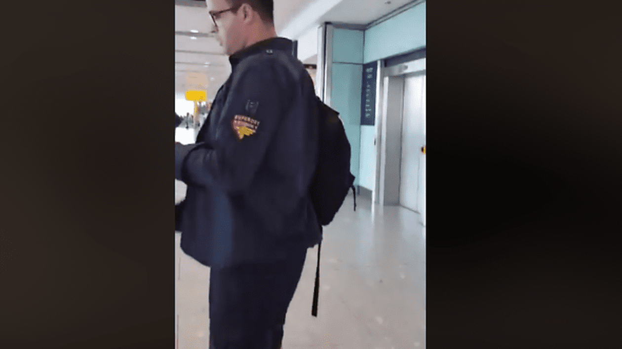 Au apărut imagini cu Mihai Gâdea, în vacanță în SUA. Mihai Gâdea, îmbrăcat sportiv, cu pantaloni scurți și o șapcă