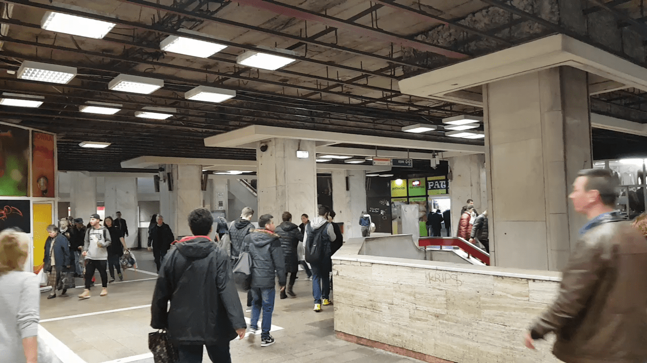 De mai mulţi ani, la staţiile de metrou Piaţa Unirii 1 şi 2 tavaul arată ca după o explozie în urma căreia nu a mai rămas decât scheletul de metal şi urme negre de funingine