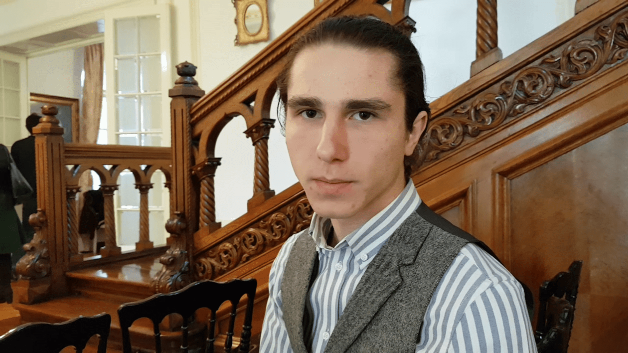 Portretul unui tânăr din Generația Z. Rareș, antreprenor la 19 ani: „Suntem mai implicați și mai informați, vrem schimbare”. Părerea sociologului: „La nivel de implicare nu stau prea bine!”