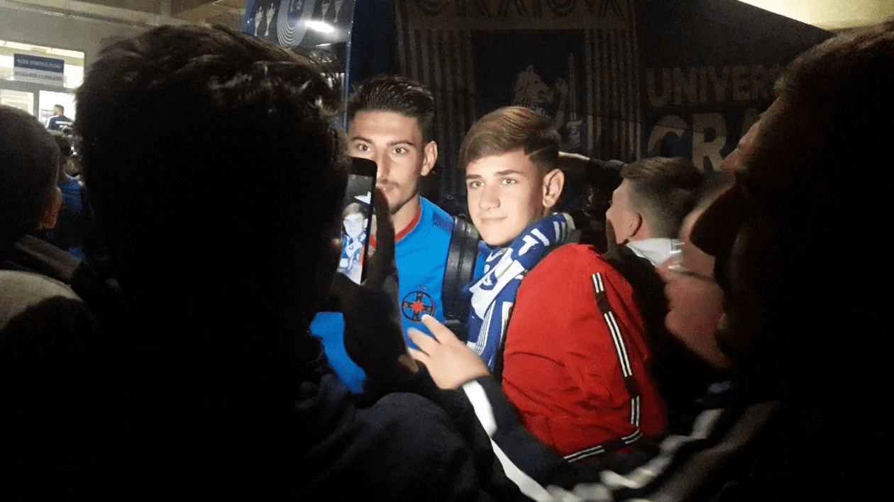 Fotbaliștii echipei FCSB au făcut selfie cu fanii Universității Craiova