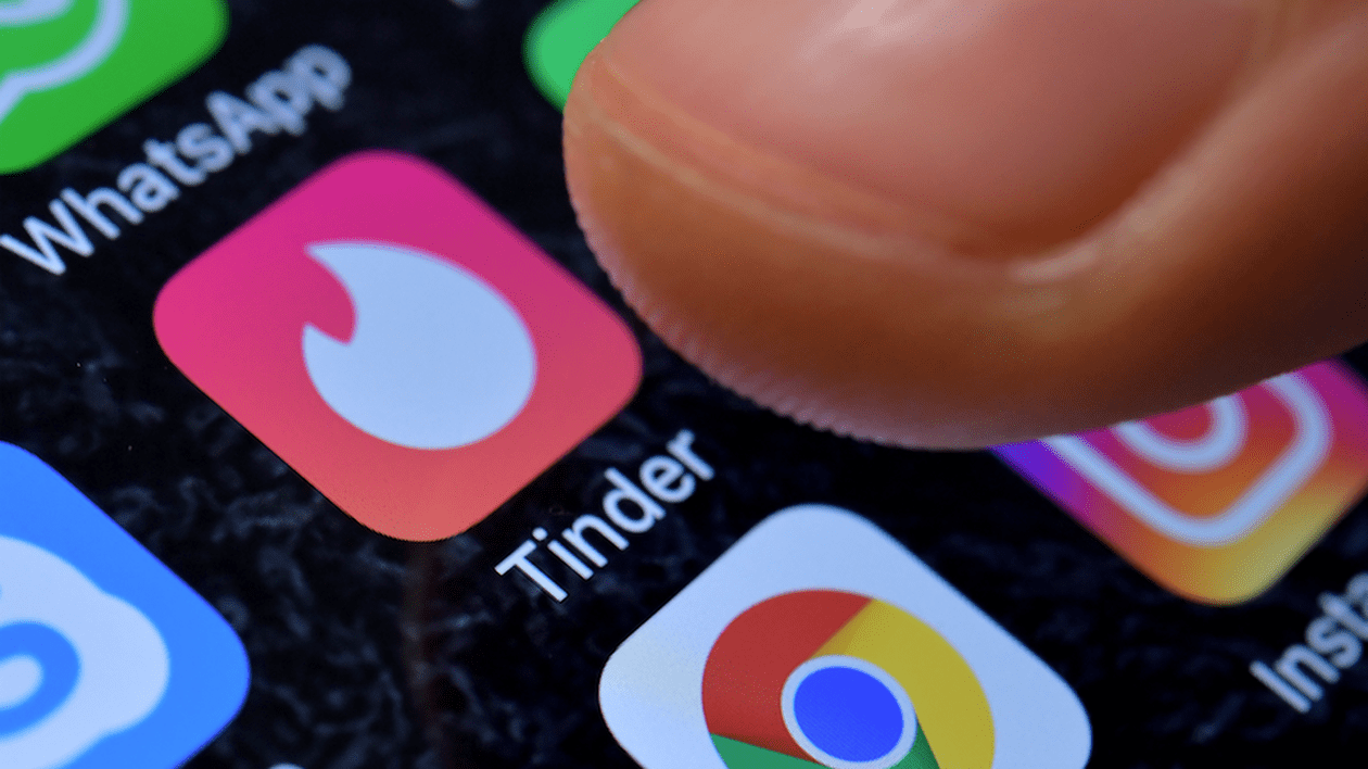 Administrația Biden promovează vaccinarea anti-COVID pe Tinder. Aplicație Tinder pe un smartphone