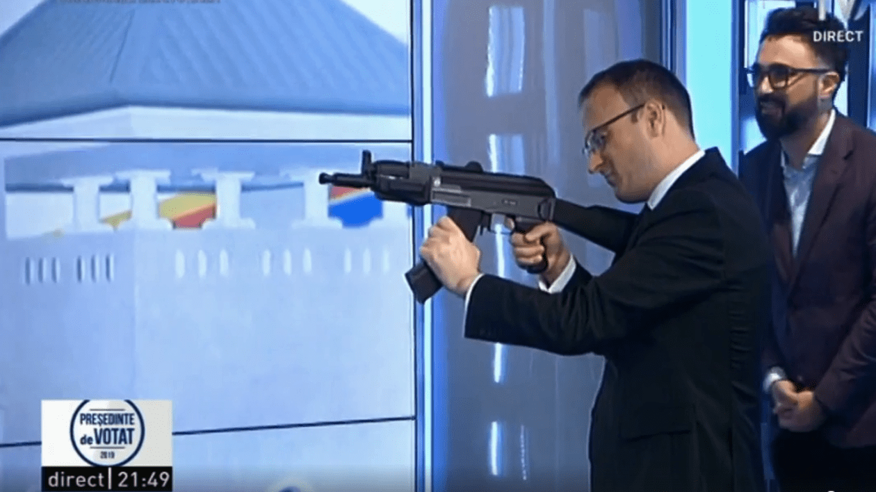 Alexandru Cumpănașu a venit cu o armă în studioul TVR. Cum a reacționat prezentatorul