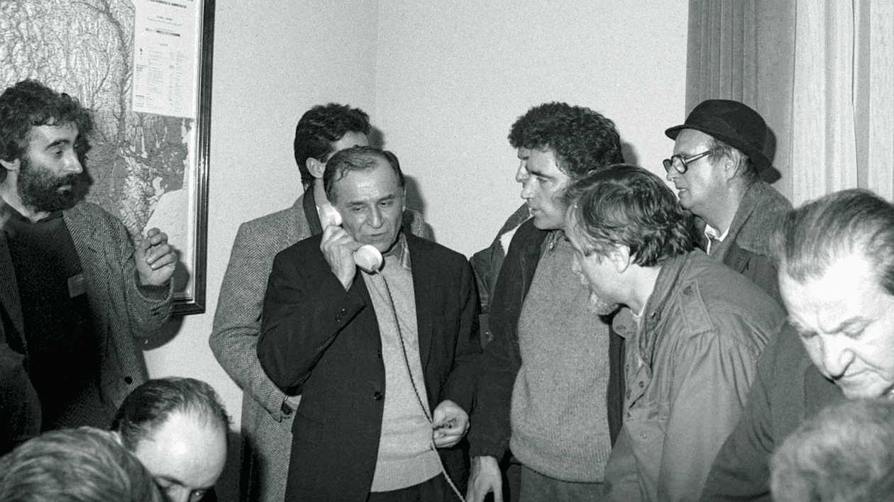 Ion Iliescu vorbind la telefon in sediul fostului Comitet Central al PCR, actualmente sediul MAI, pe 22 decembrie 1989. In stanga imaginii apare Adrian Sarbu, viitorul proprietar al PRO TV. Foto: Agerpres