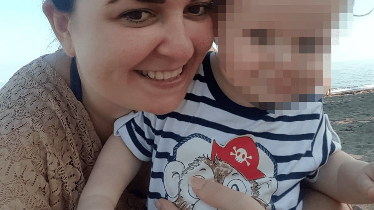 Româncă arestată în Marea Britanie, acuzată că și-ar fi răpit propriul copil. Diana Bercuci ținându-și copilul în brațe