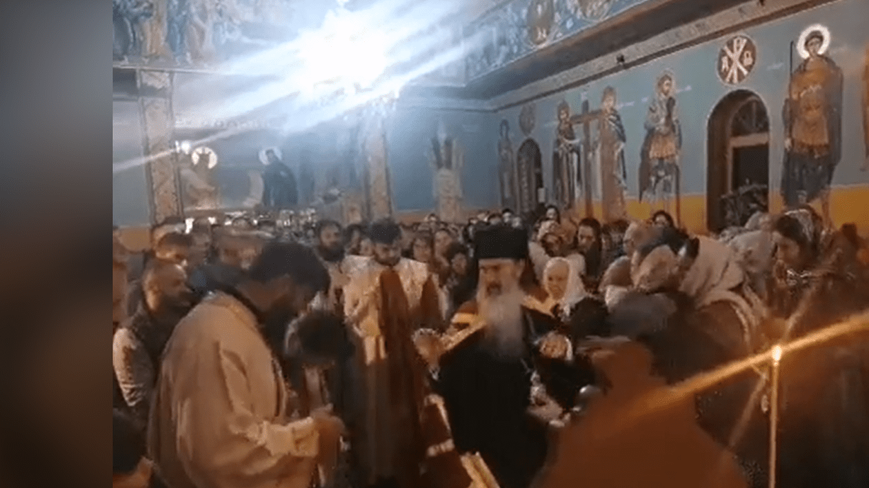 VIDEO | Zeci de enoriași care nu purtau mască s-au înghesuit la o slujbă oficiată de ÎPS Teodosie. Copii împărtășiți cu aceeași linguriță