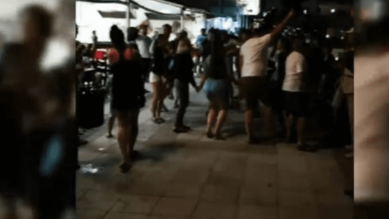 VIDEO | Horă în fața unei terase din Eforie Nord. Zeci de oameni au dansat în mijlocul străzii