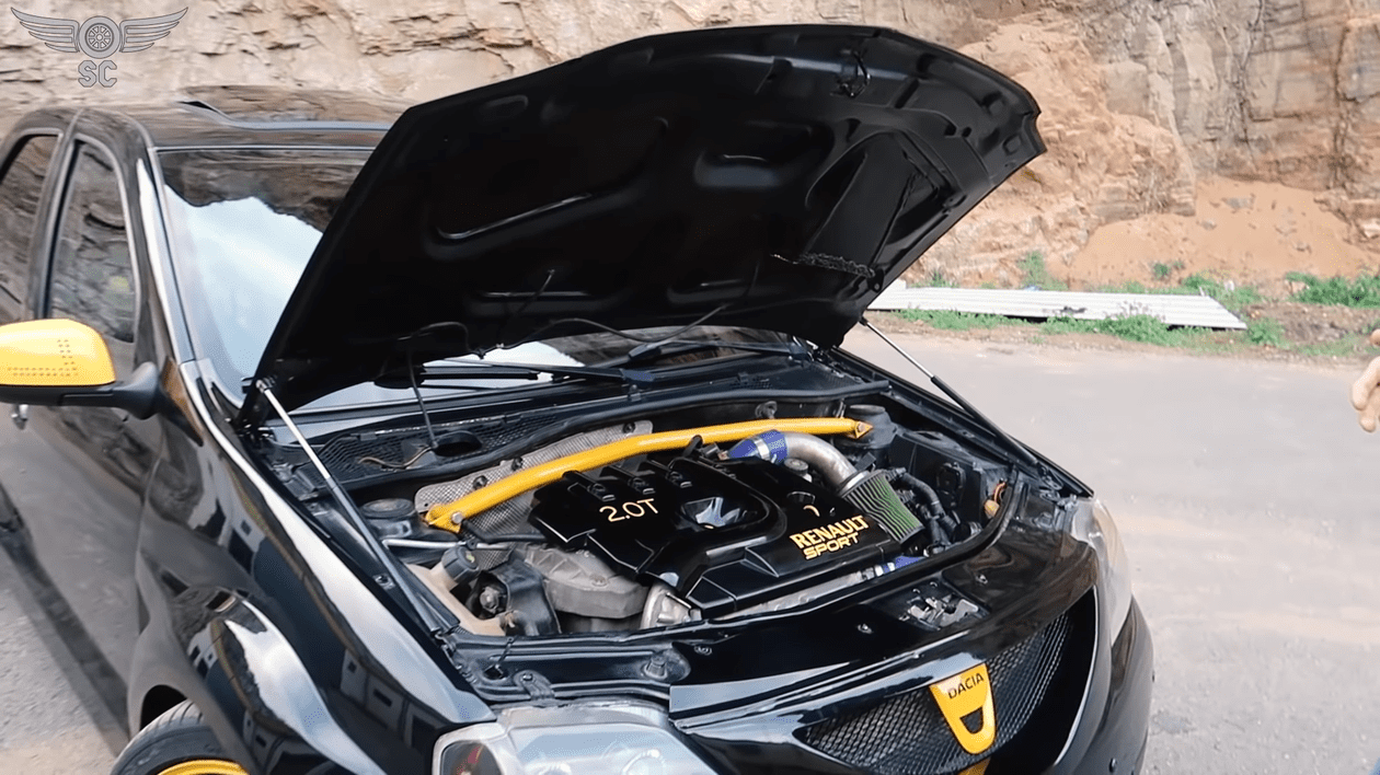 Nebunie mecanică: a pus un motor de 300 CP pe o Dacia Logan