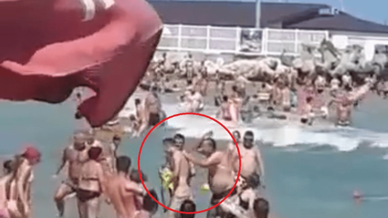 VIDEO | Un tânăr salvat de la înec în Eforie Nord, luat la bătaie de tatăl său imediat ce a ajuns la mal