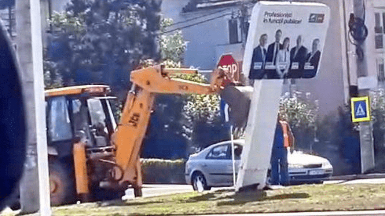 VIDEO |  Un panou electoral USR, pus la pământ cu excavatorul. Reacția primarului: “Reduce vizibilitatea”
