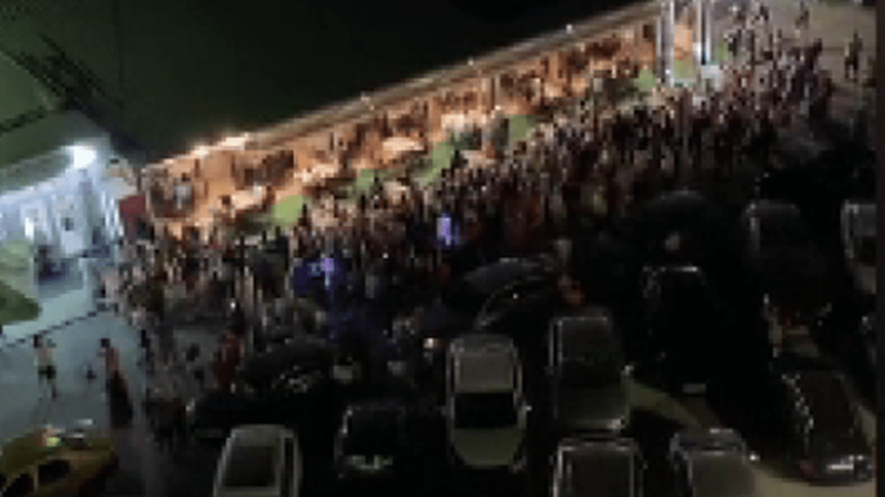VIDEO | Sute de persoane la un concert al lui Vali Vijelie în Mamaia. Cântărețul a fost amendat, iar lumea dispersată de poliție