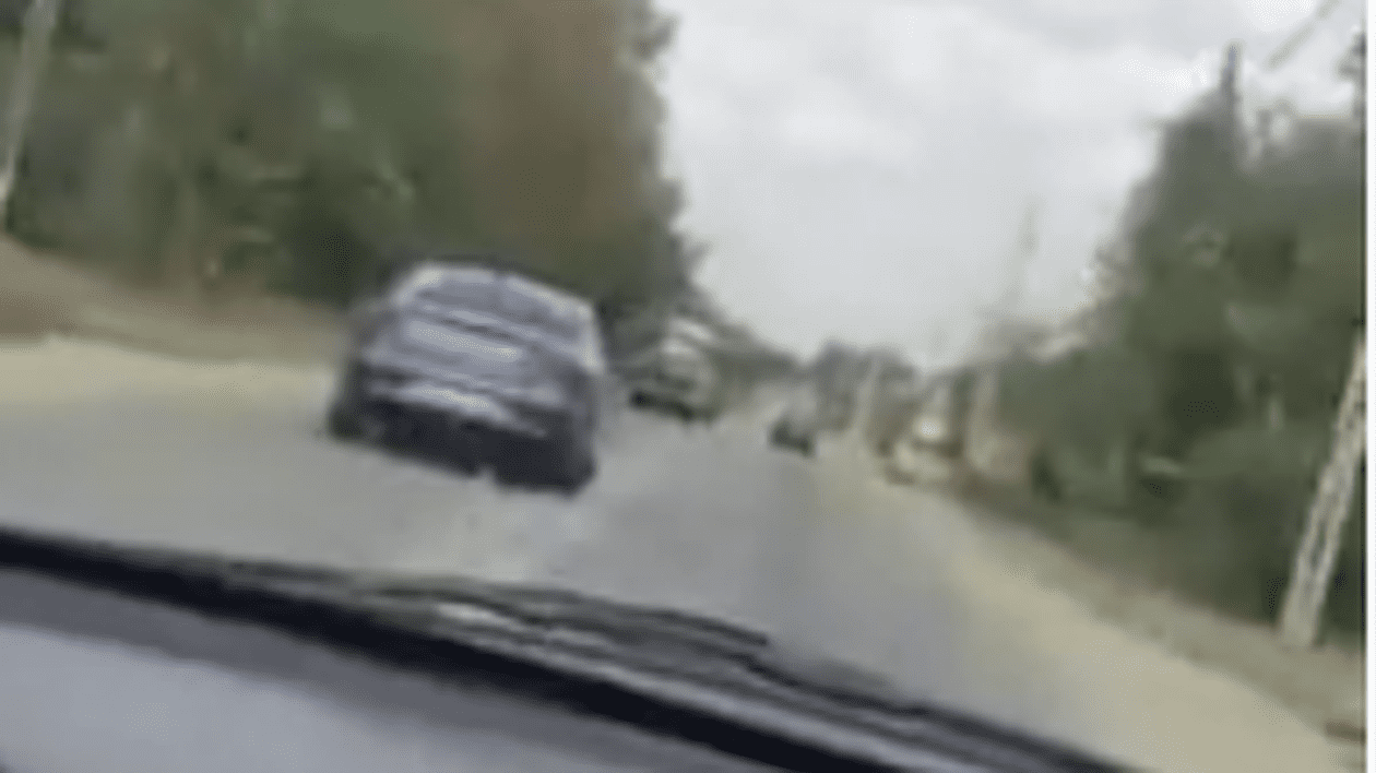 VIDEO | Imagini revoltătoare cu un șofer care conduce în zig-zag. Ce făcea la volan