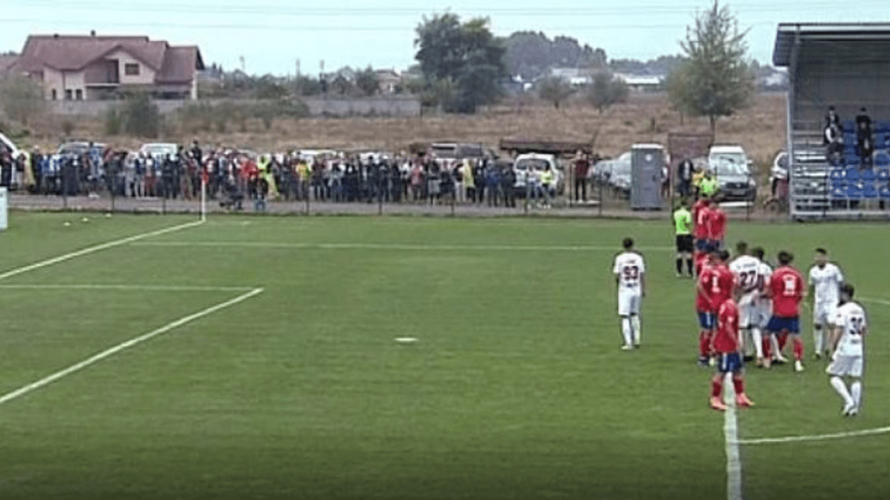 Ce restricții? Meci cu zeci de spectatori în tribună și la gardul stadionului, în comuna Recea, din Maramureș. Echipa locală a bătut Rapidul, în Liga 2