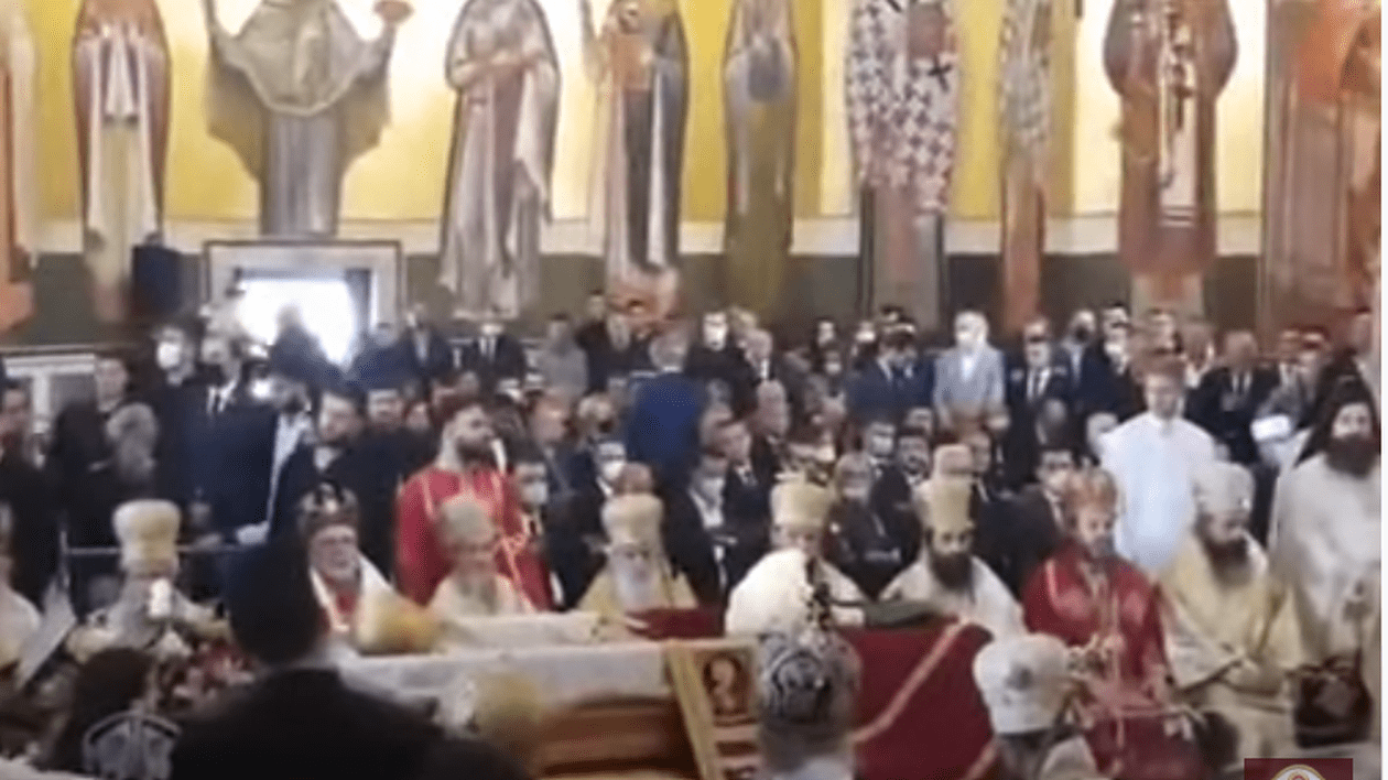 VIDEO | Mitropolitul Muntenegrului, care a murit infectat cu COVID, a fost atins de mii de credincioși în timpul funeraliilor
