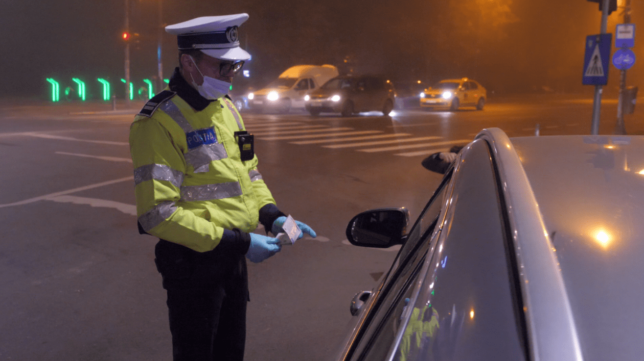 Polițiștii din București fac verificări, în zona Arcului de Triumf, în prima zi în care circulația a fost restricționată noaptea